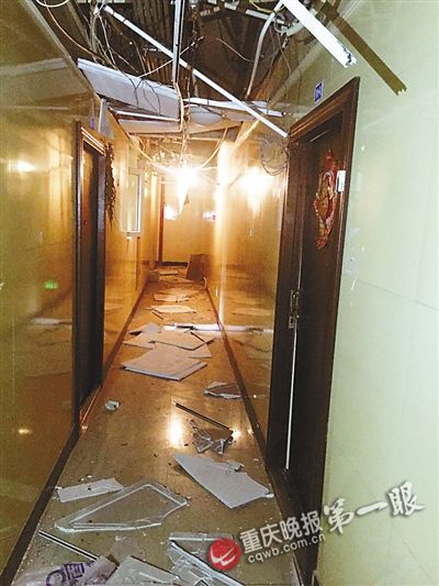 18楼住户疑燃气爆炸 防盗门震得七拱八翘